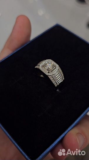 Кольцо с бриллиантом