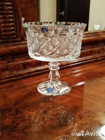 Хрустальная ваза на ножке