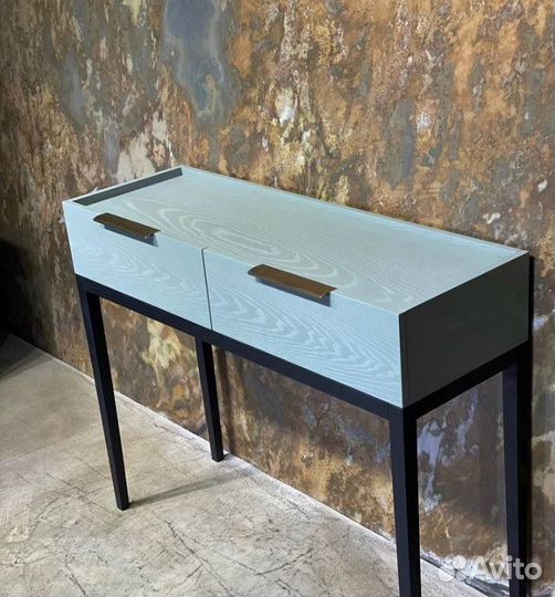 Консольный стол с ящиками