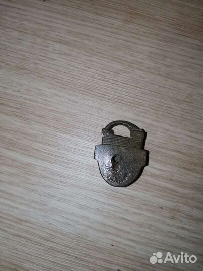 Замок старинный, навесной, маленький. Варыпаев