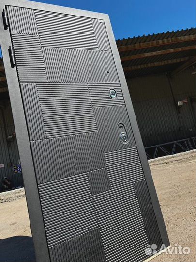 Дверь входная железная новая