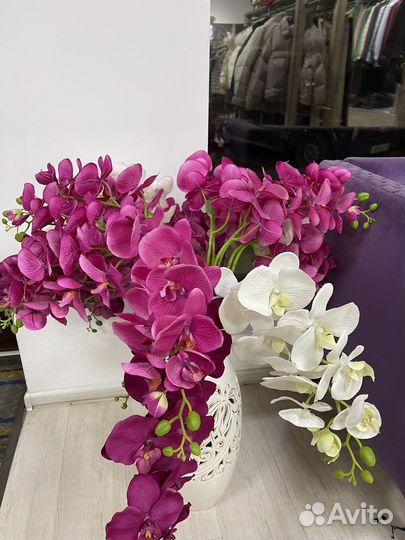 Ваза с искусственными цветами