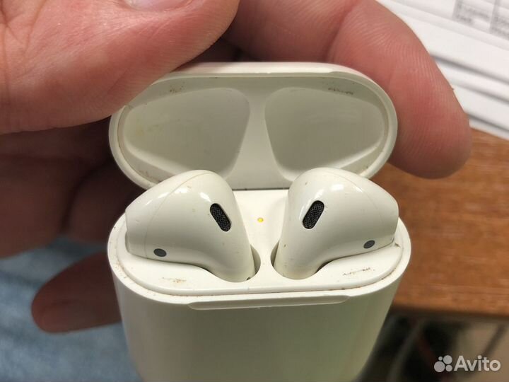 Продаю airpods 1 поколения