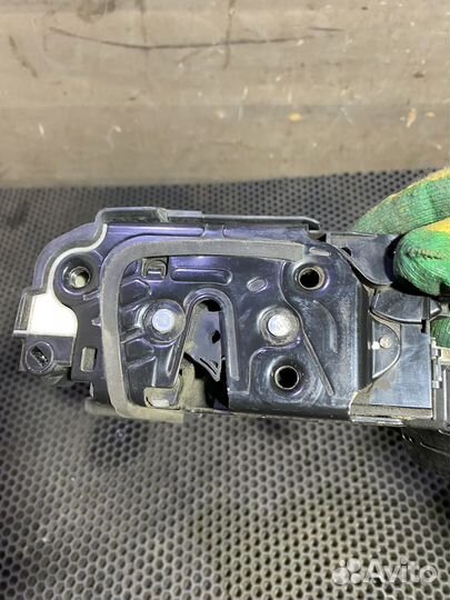 Замок двери передний правый Volkswagen Polo 5