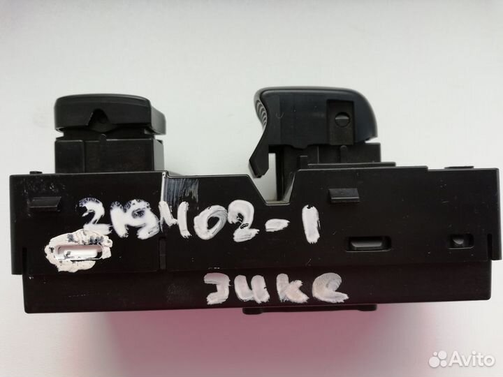 Кнопка правого стеклоподъёмника на Nissan Juke