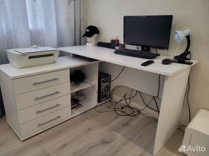 Угловой письменный стол