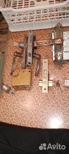 Дверные внутренние накладные замки