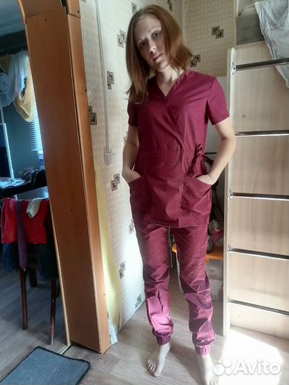 Мед. Костюмы 42красный,44 синий