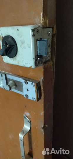 Дверь входная деревянная с замком