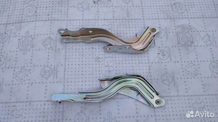 Петля капота Hyundai Solaris 1