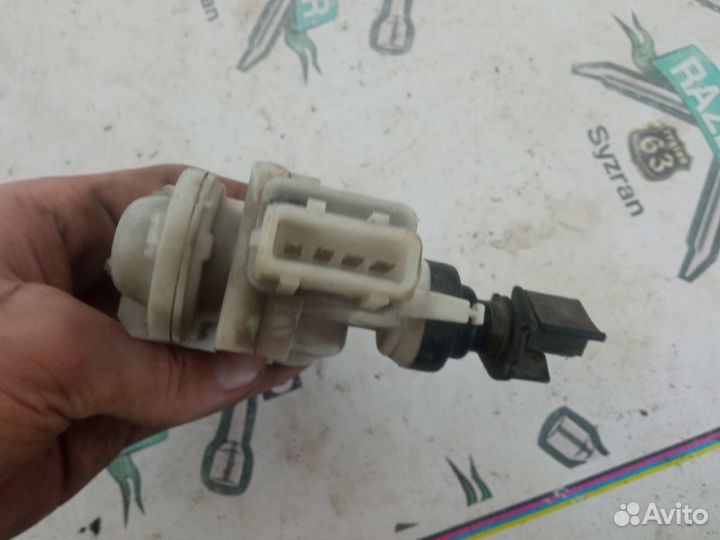 Активатор замка передний правый Volkswagen Passat