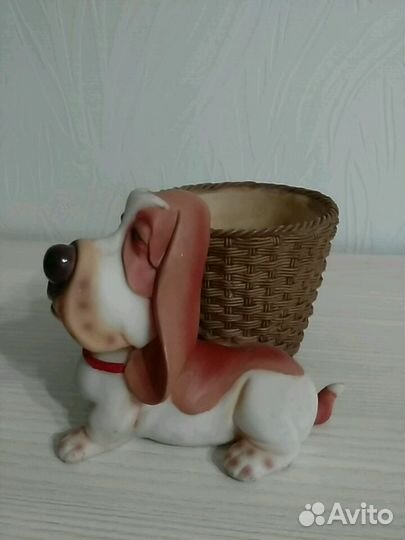 Сувенир - Собачка с корзиной, керамика