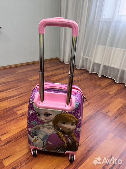 Чемодан на колесах пластиковый