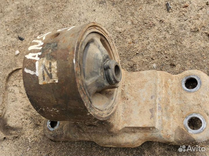 Подушка крепления МКПП для мицубиси лансер 9