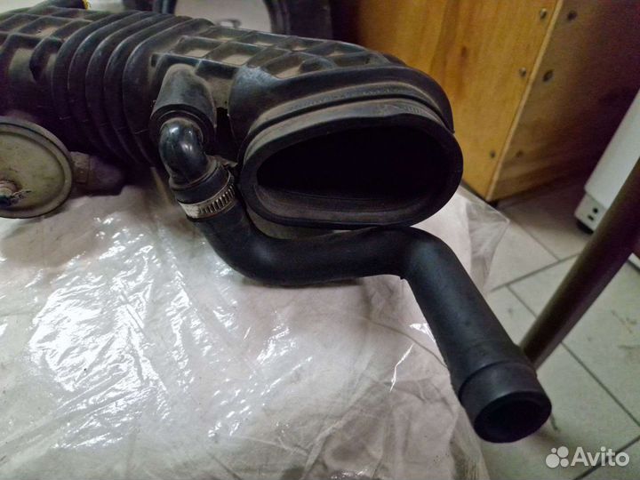 Патрубок воздушного фильтра Ауди 100 С3 2.3