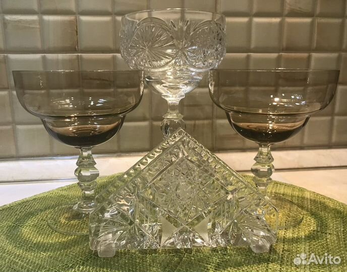 Хрустальные вазы на ножке
