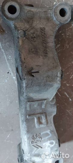 Кронштейн опоры двигателя правый Peugeot 308