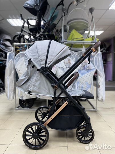 Прогулочная коляска с перекидной ручкой