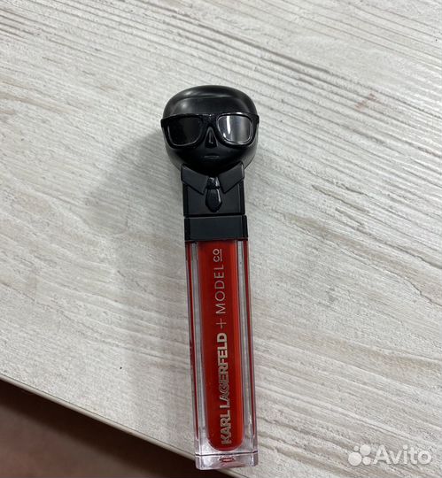 Красная помада от karl lagerfeld с фонариком