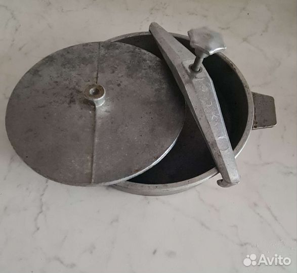 Сковорода цыпленка табака СССР и другая посуда