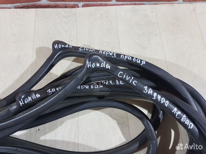 Уплотнитель двери Honda civic 4D 2009