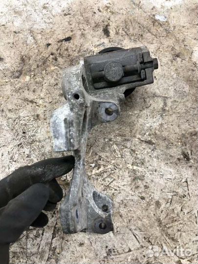 Кронштейн генератора Nissan Note 11 wagon HR16DE