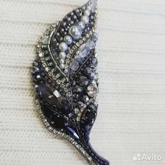 Брошь ручной работы Перышко