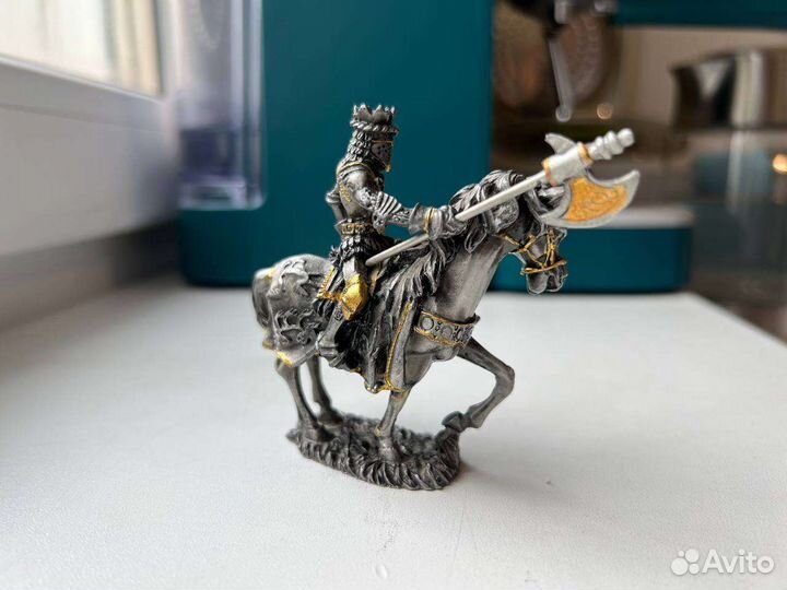 Коллекционная фигурка Рыцарь в доспехах с секирой