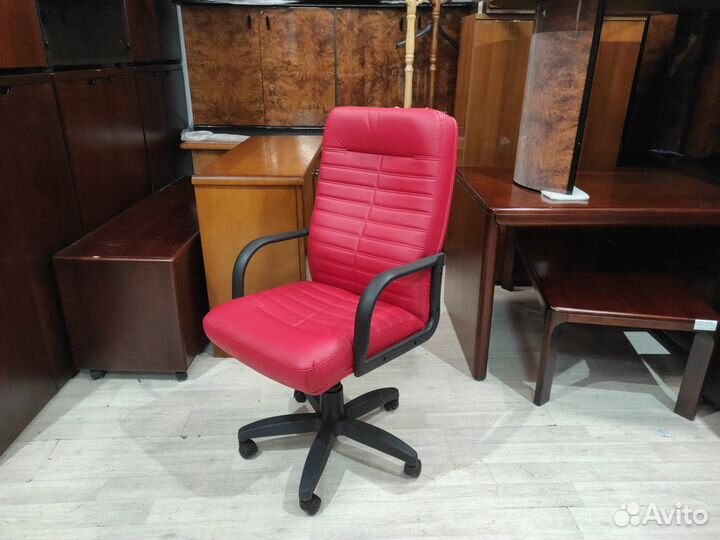 Кресло руководителя Орман (экокожа красный). Новый