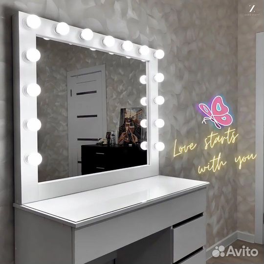 Туалетный столик и гримёрное зеркало для визажиста