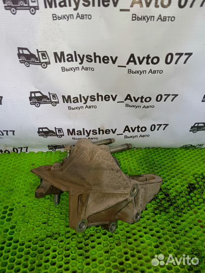 Кронштейн подушки двигателя правый Ford focus 3