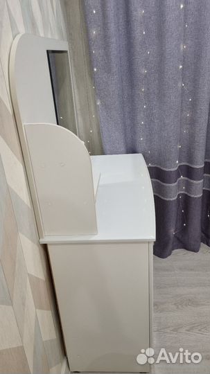 Туалетный столик с зеркалом