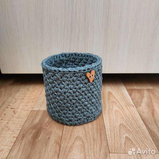 Вязаная корзинка ручной работы