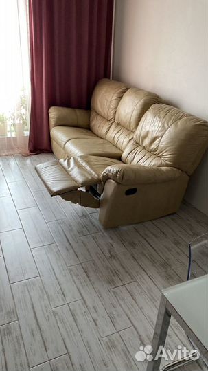 Кожаный диван