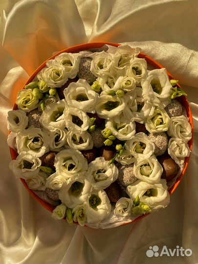 Коробка с эустомой и клубникой