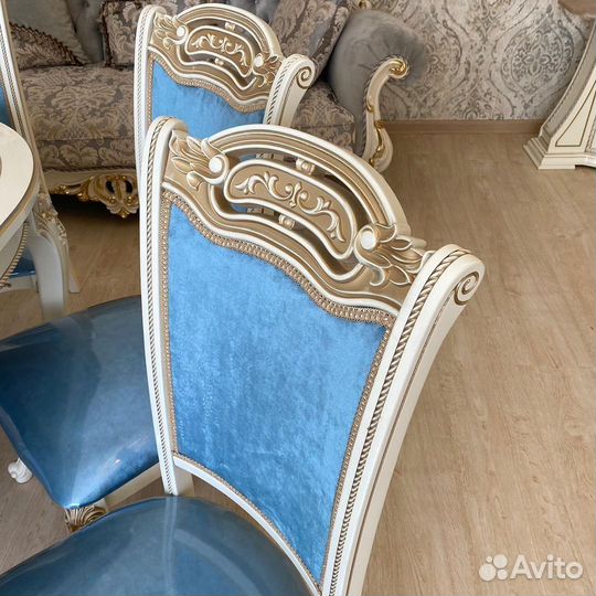 Стол и стулья