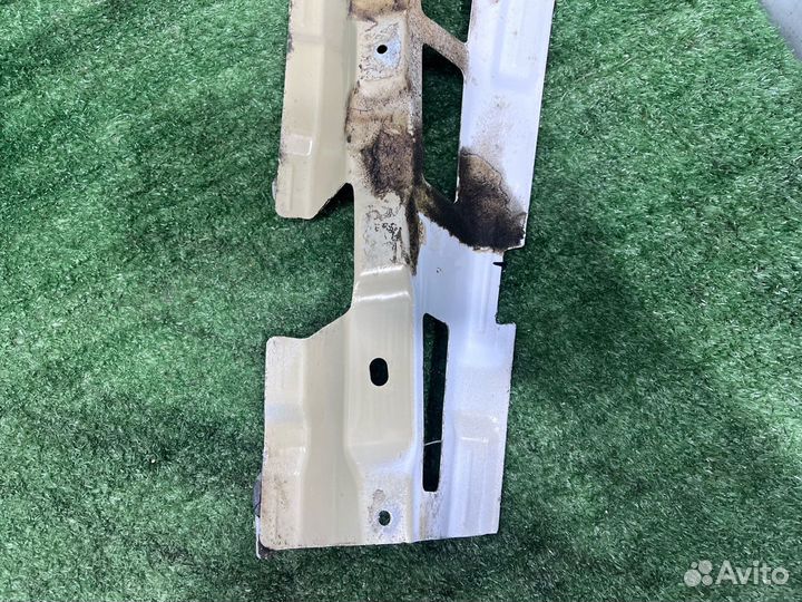 Кронштейн крыла передний правый Skoda Octavia