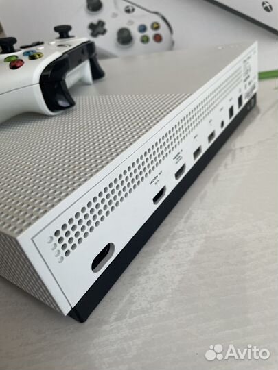 Xbox One S 500 gb + 2 геймпада