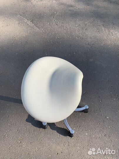 Стул седло для мастера и тележка парикмахерская