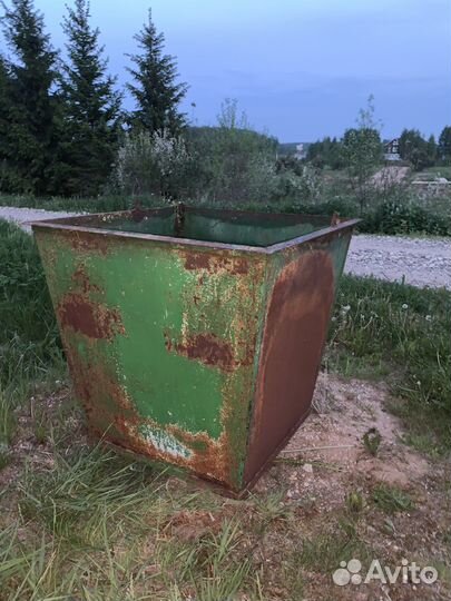 Уличный мусорный бак