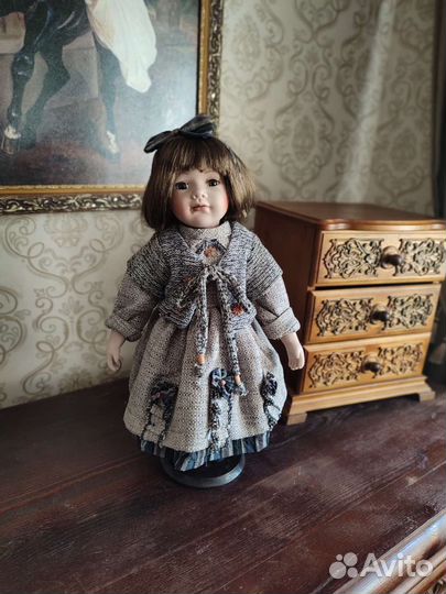 Кукла фарфоровая