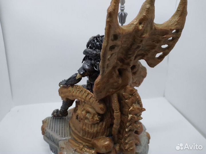 Фигурка хищника