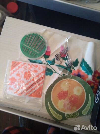 Нитки, иголки, крючки, тесьма, пуговицы