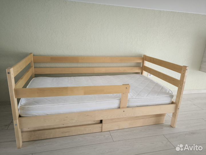 Детская кровать с матрасом и ящиками