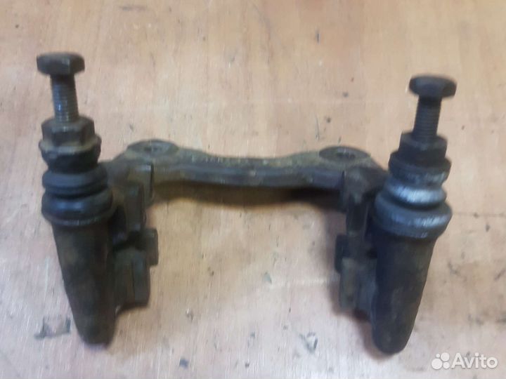 Скоба суппорта задняя Фольксваген Пассат В3-4