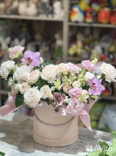 Цветочная композиция в шляпной коробке