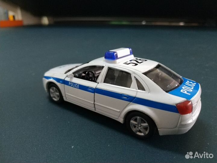 Модель автомобиля audy a4 полицейская, welly
