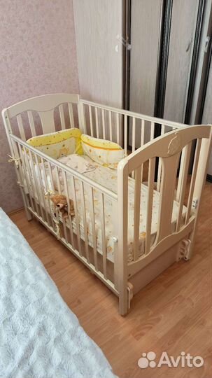 Детская кроватка с продольным маятником