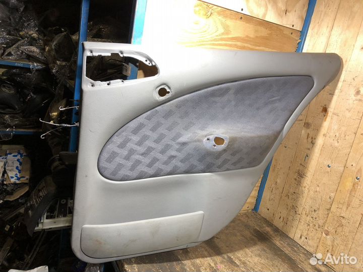 Обшивка задней правой двери Skoda Octavia Tour