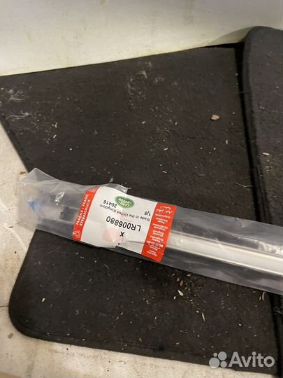 Молдинг передней правой двери Land Rover Discovery